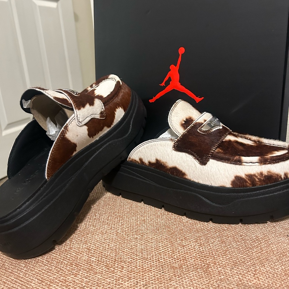 Jordan WMNS Mule SE in Black & Metallic Silver
cow print - Picture 2 of 3